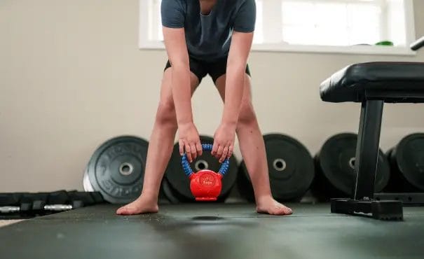 Kid using dumbbells during Move4Sport session